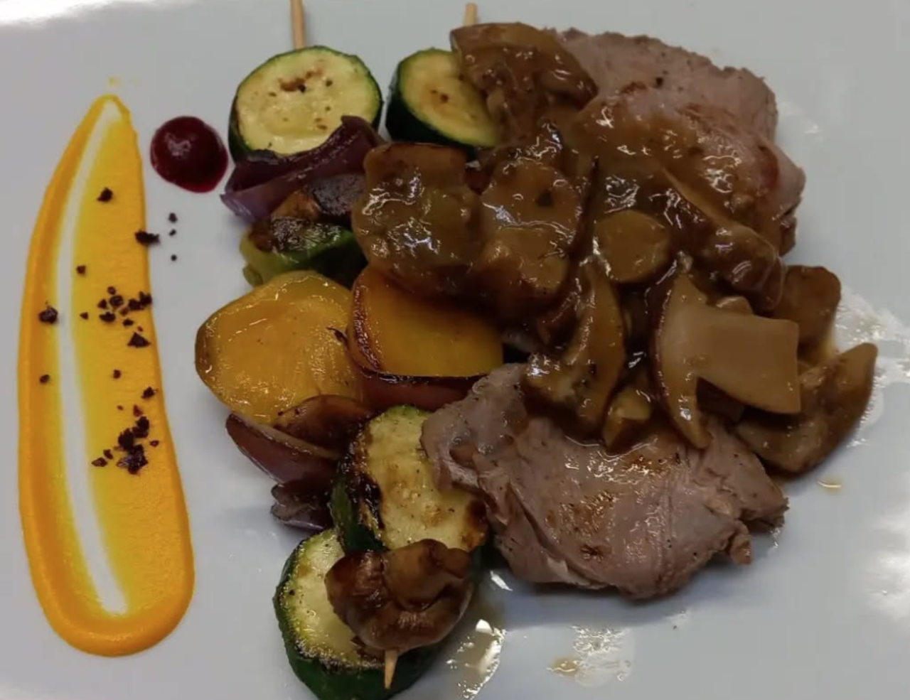 SPECIALITÀ DI PESCE E CARNE LOCALE - RISTORANTE VELO KAFE, LABIN