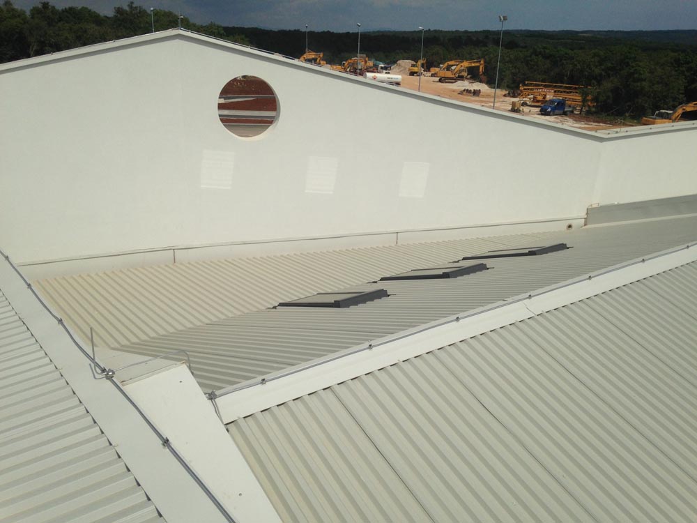 Pokrivanje krova limenim pokrovom 