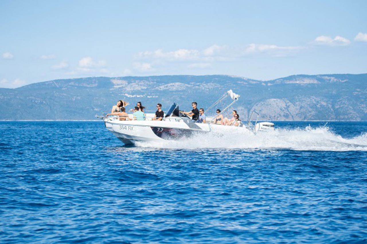 BOAT AND SPEEDBOAT RENTAL RABAC 