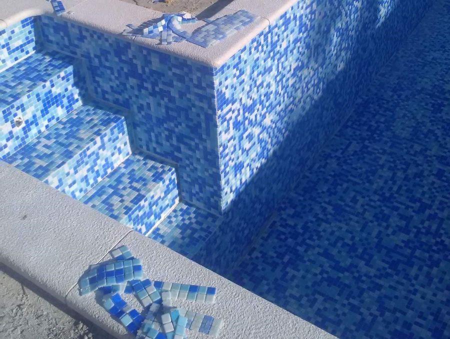 Postavljanje mozaik pločica u bazen