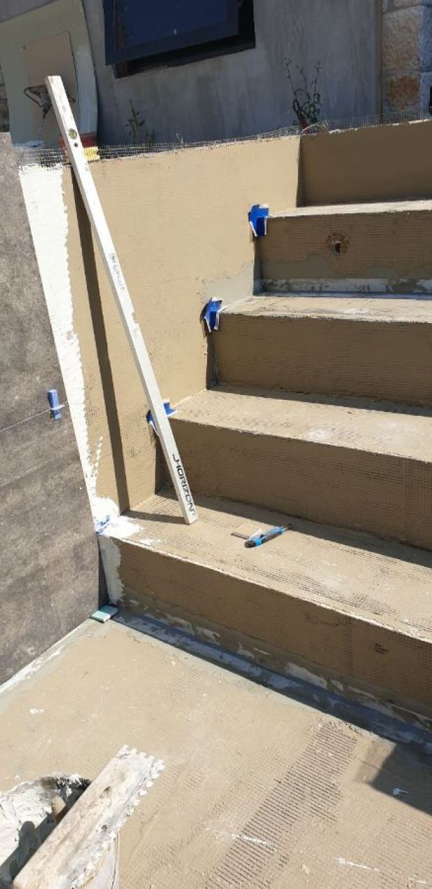 Postavljanje pločica na stubište