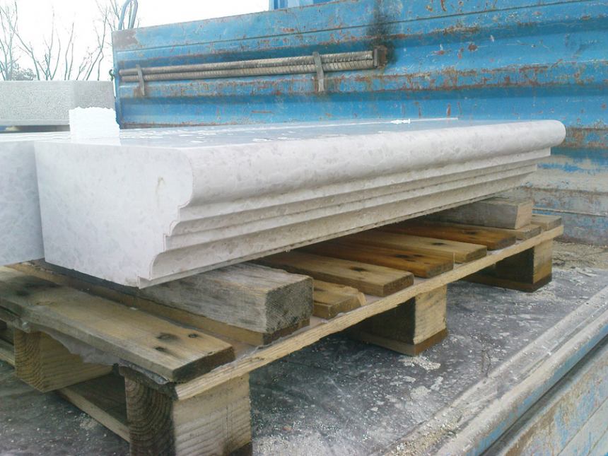 Profilirana kamena klupica