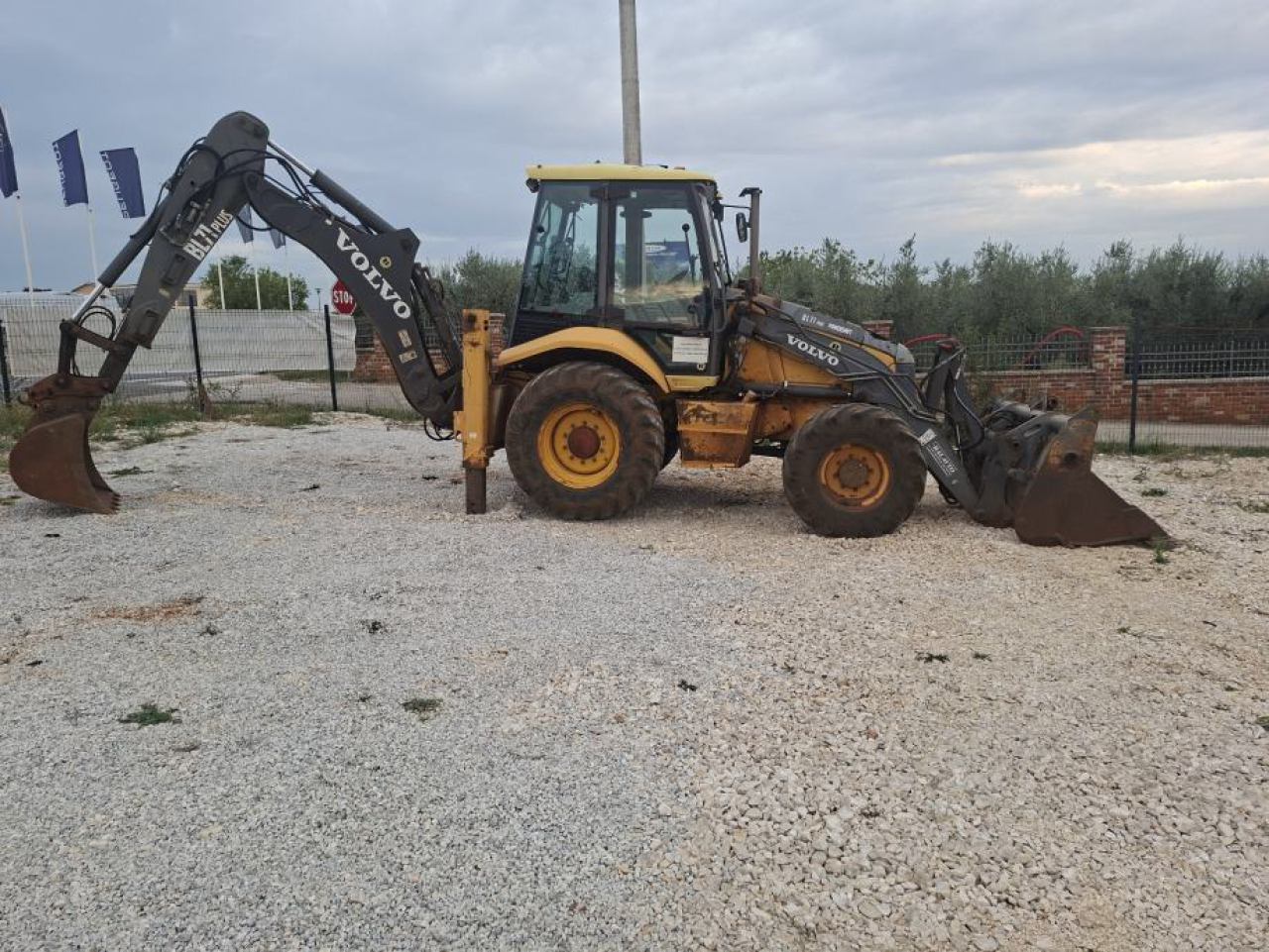 PRODAJA I NAJAM BAGERA OD 1,5 DO 9 TONA