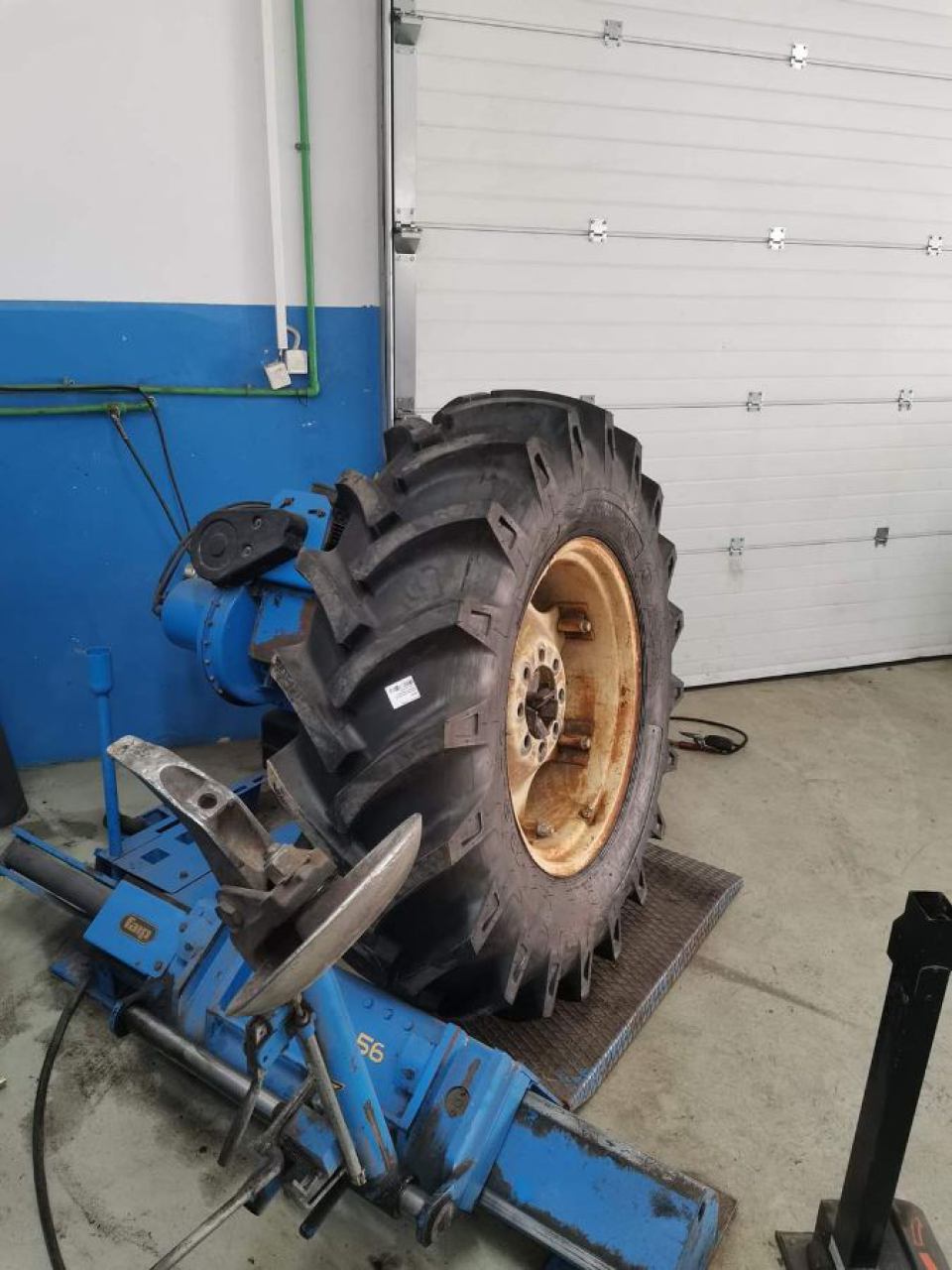 Mijenjanje guma na traktoru 