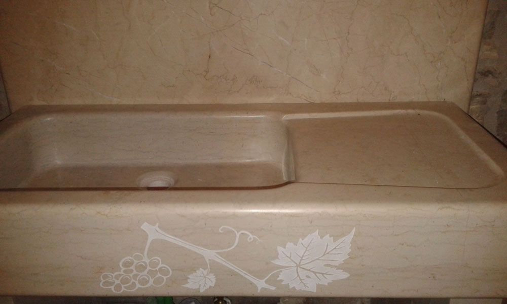kameni sudoper sa izdvojenim detaljom