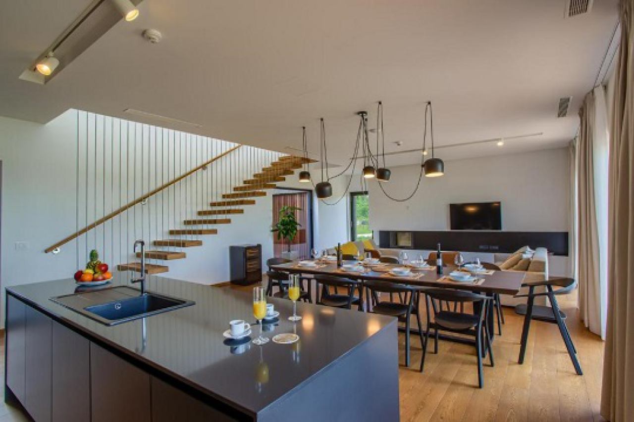 PROIZVODNJA DRVENIH STEPENIŠTA I RUKOHVATA