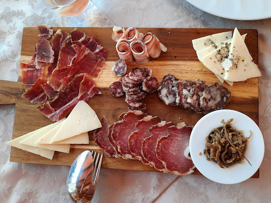 istarski prsut i kobasice