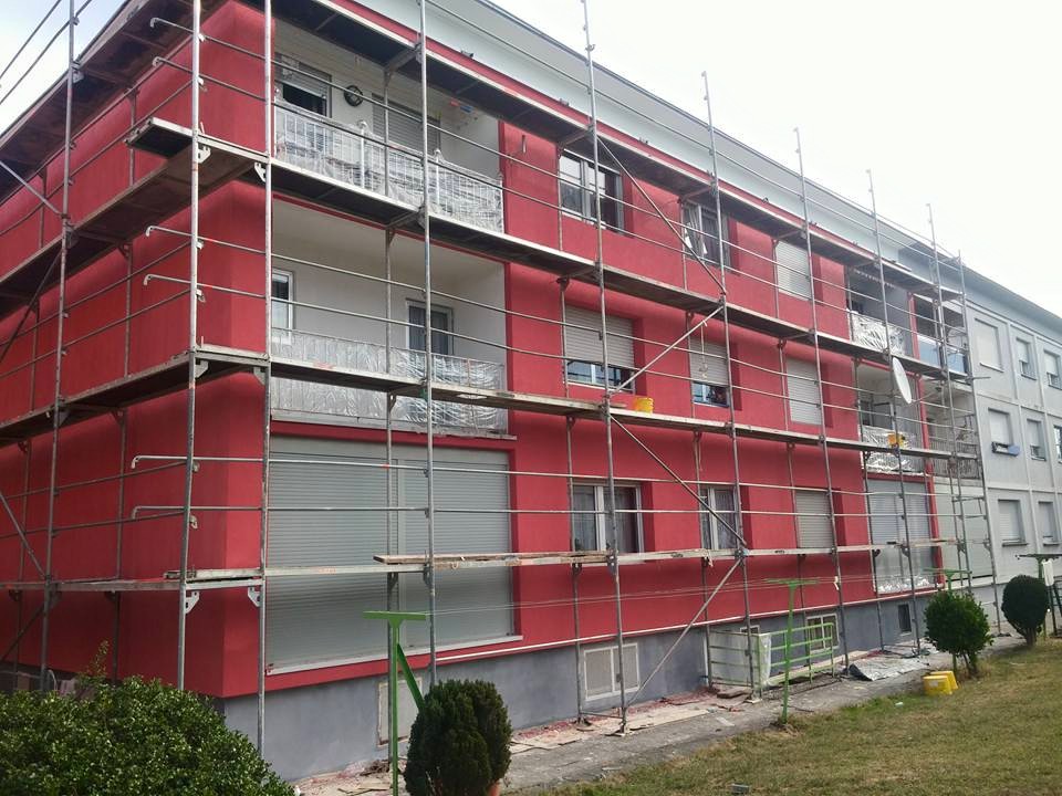 Crveno siva fasada na zgradi